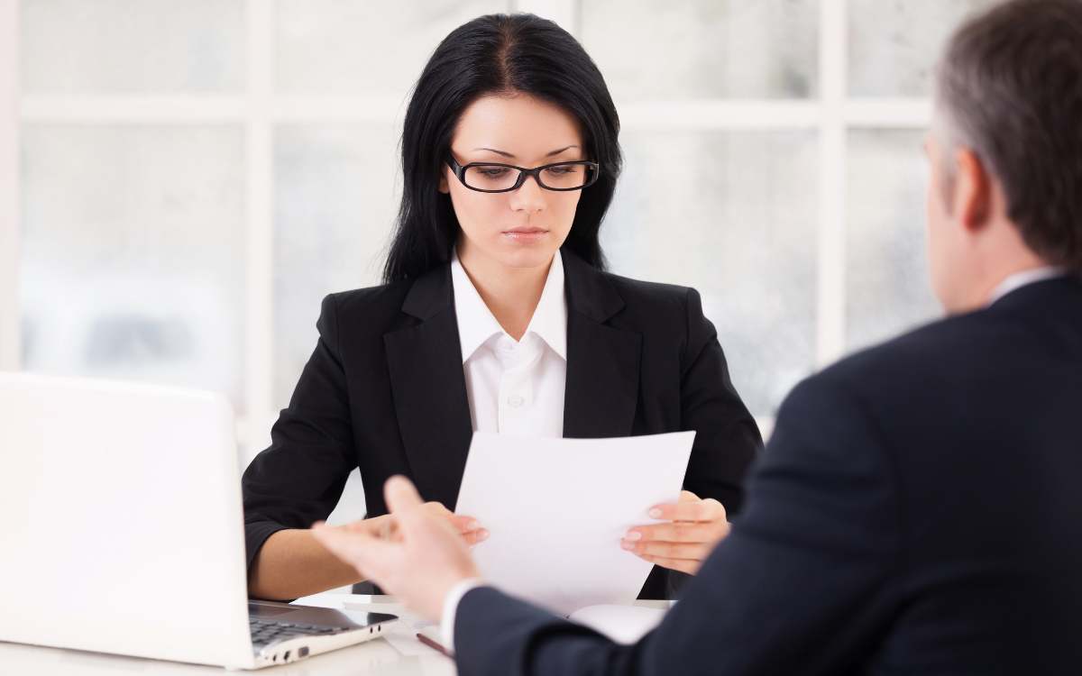 En la imagen se ve a una mujer como directora de recursos humanos. 