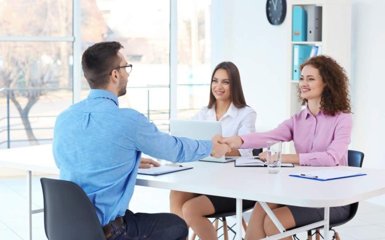 En la imagen se ve al departamento de recursos humanos haciendo un test proyectivo.