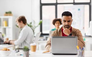 Un empleado de comercio buscando cómo escribir una carta de referencia laboral