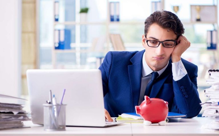 Un trabajador notando que su sueldo no esta acorde a su trabajo y considerando escribir una carta de aumento de sueldo