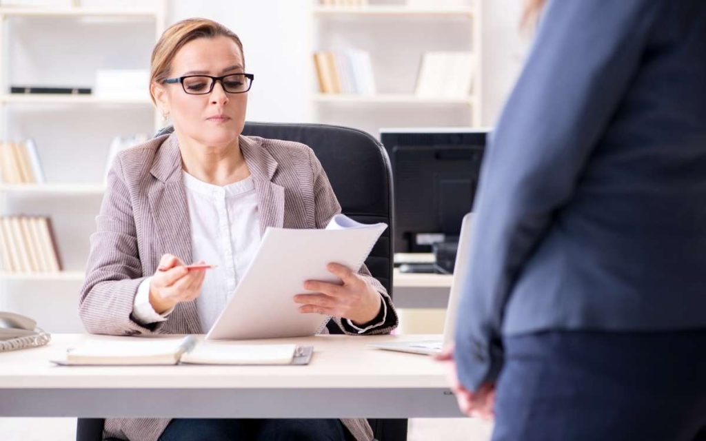 Una empleadora leyendo la carta de demanda laboral de su empleador/a