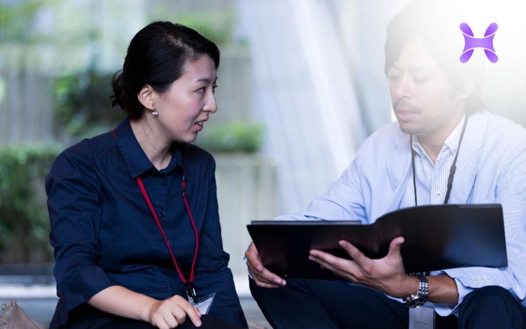 Dos empleadores leyendo el manual de recursos humanos