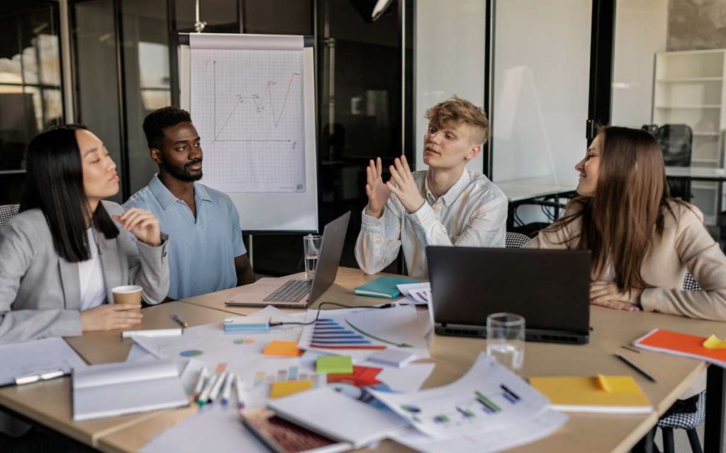 Reuniones semanales en un grupo de trabajo para fomentar la cultura de la empresa y promover la retencion de empleados