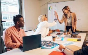 Grupo de recursos humanos aplicando tecnicas de retención de empleado