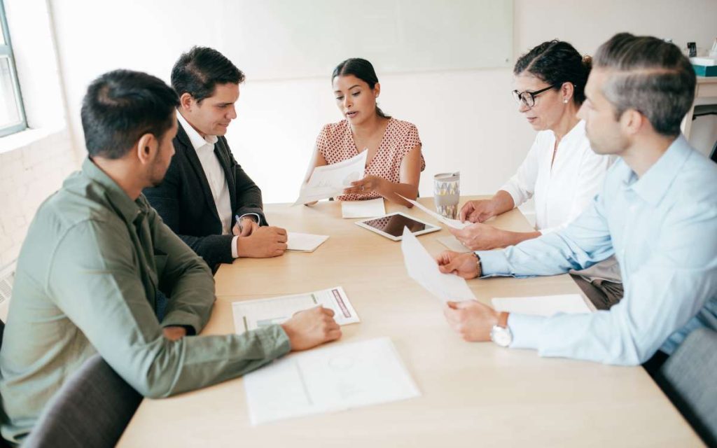 Especialistas en RRHH haciendo una auditoria de recursos humanos