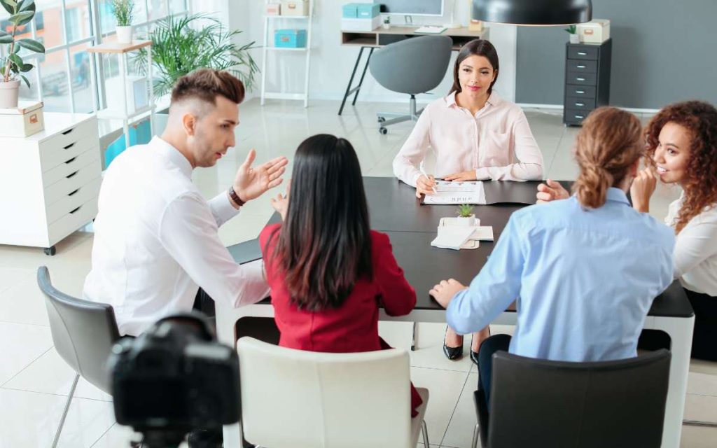 Una auditoria realizando una auditoria de recursos humanos