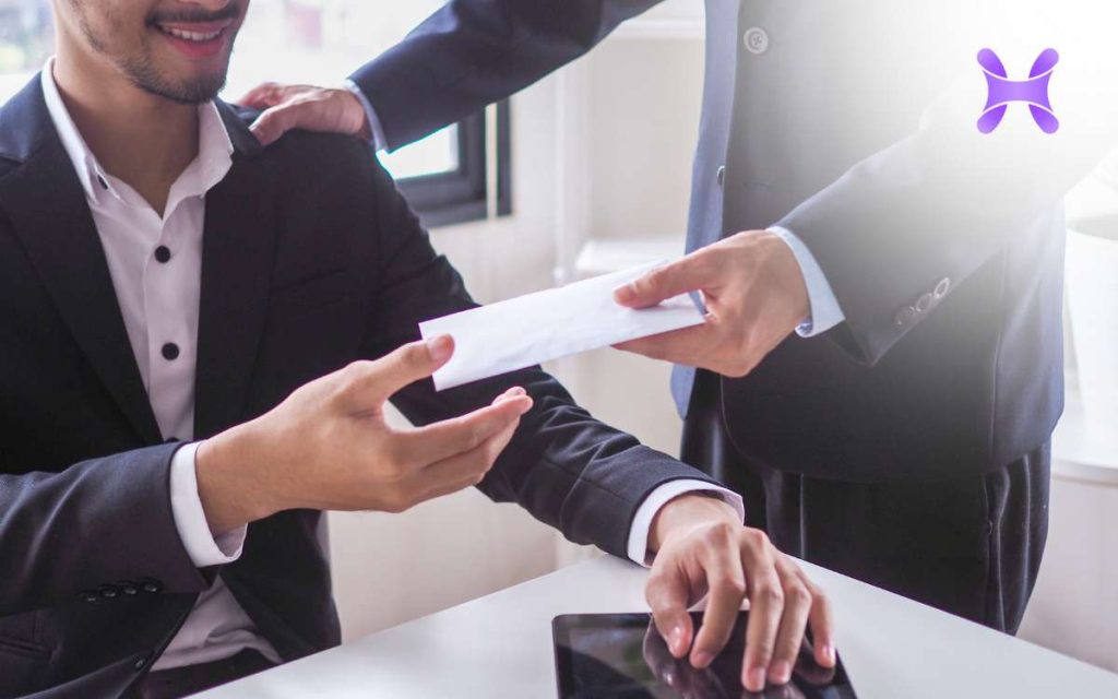 Un empleador entregando el finiquito laboral que le corresponde al empleado