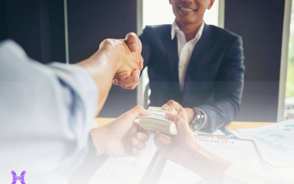 El CEO de una empresa entregando el finiquito laboral a un empleado
