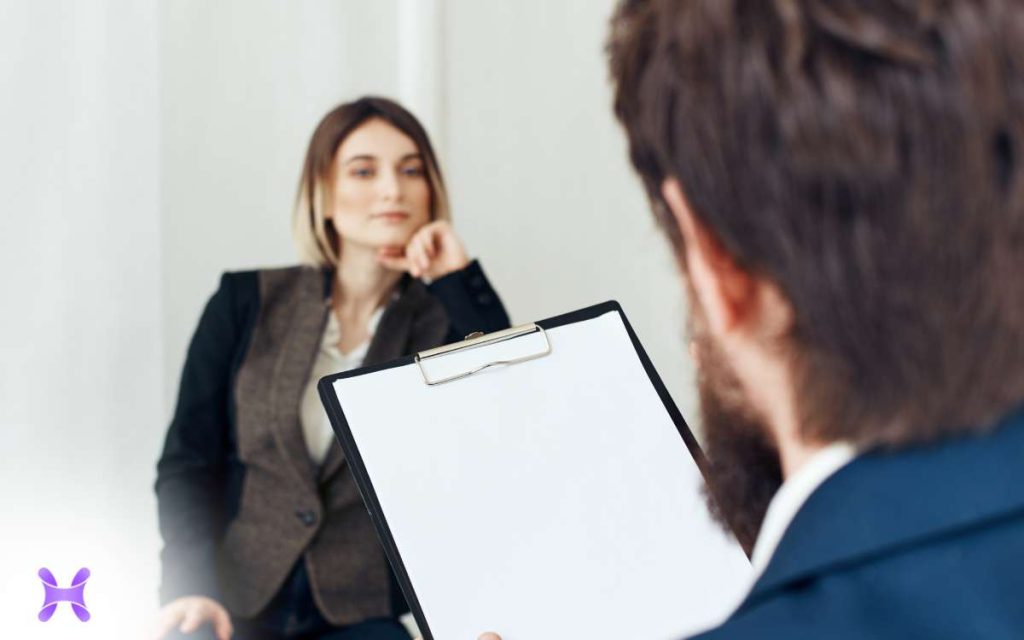 Una mujer siendo entrevistada para ocupar el puesto de CEO