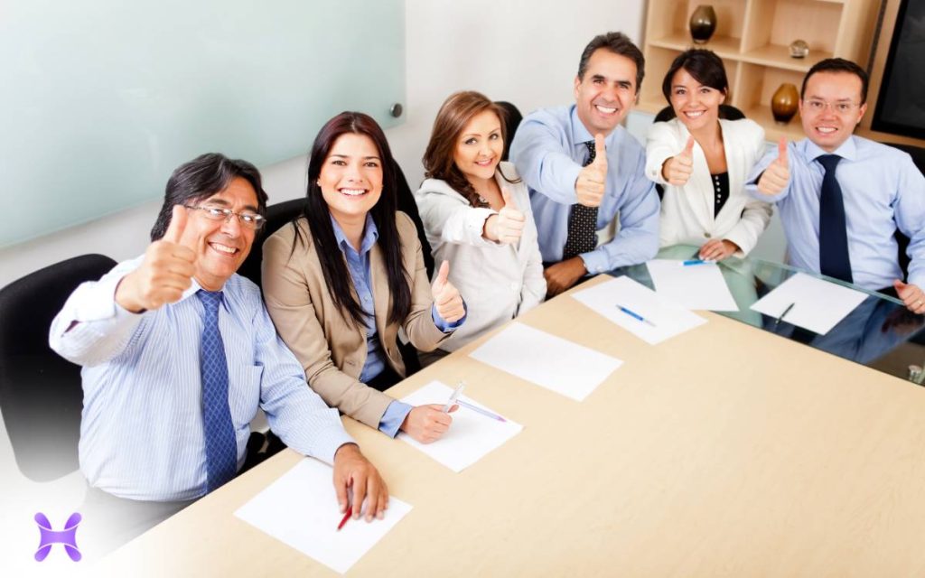 En la imagen se ve a una persona firmando un contrato colectivo de trabajo