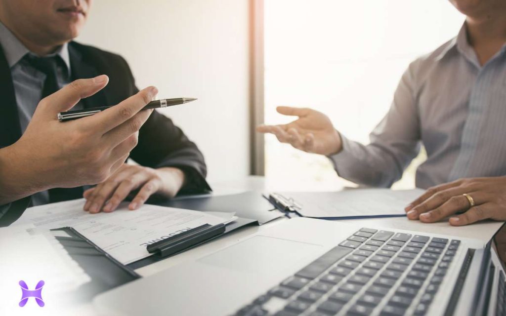 Empleado firmando una amonestación laboral