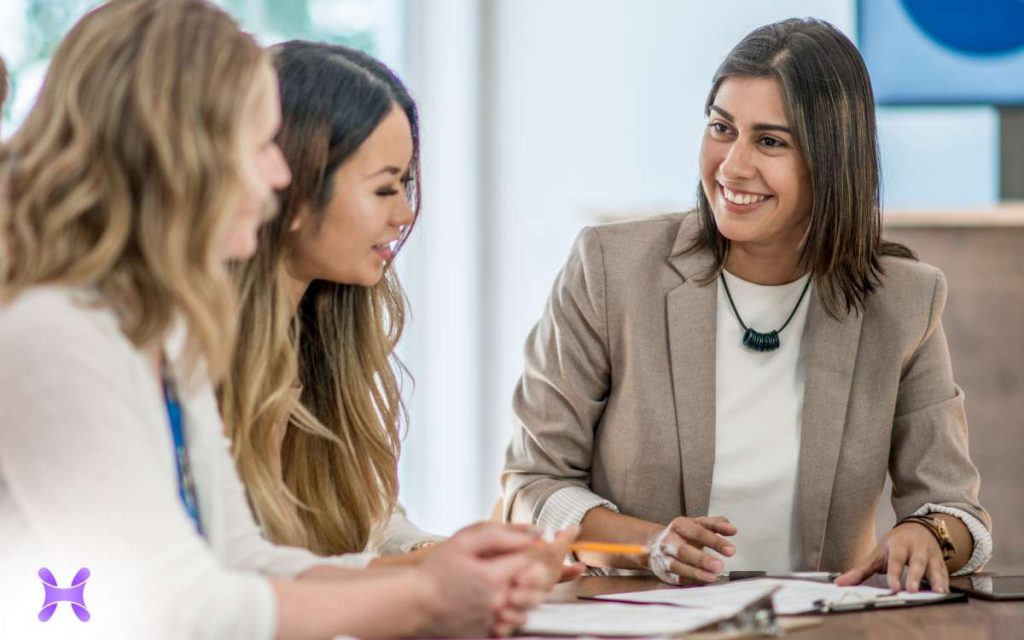 Una profesional de recursos humanos aplicando feedforward