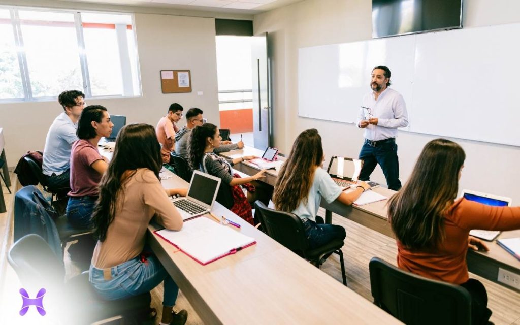 En la imagen se ve a una persona estudiando la carrera de recursos humanos en argentina. 