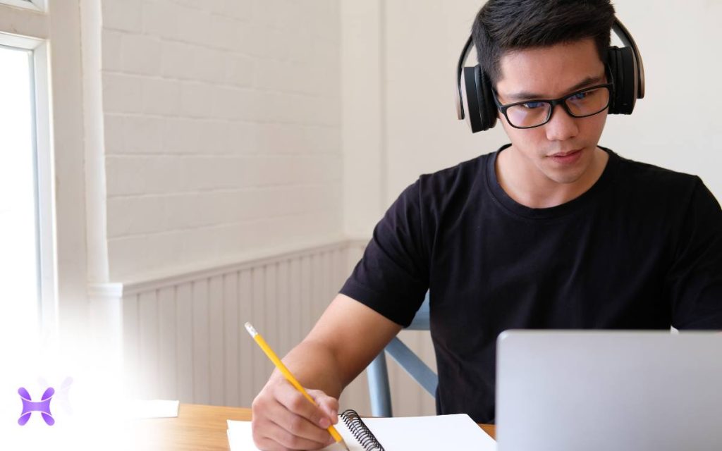 Un alumno estudiando  una FP en Recursos humanos en España Online. 