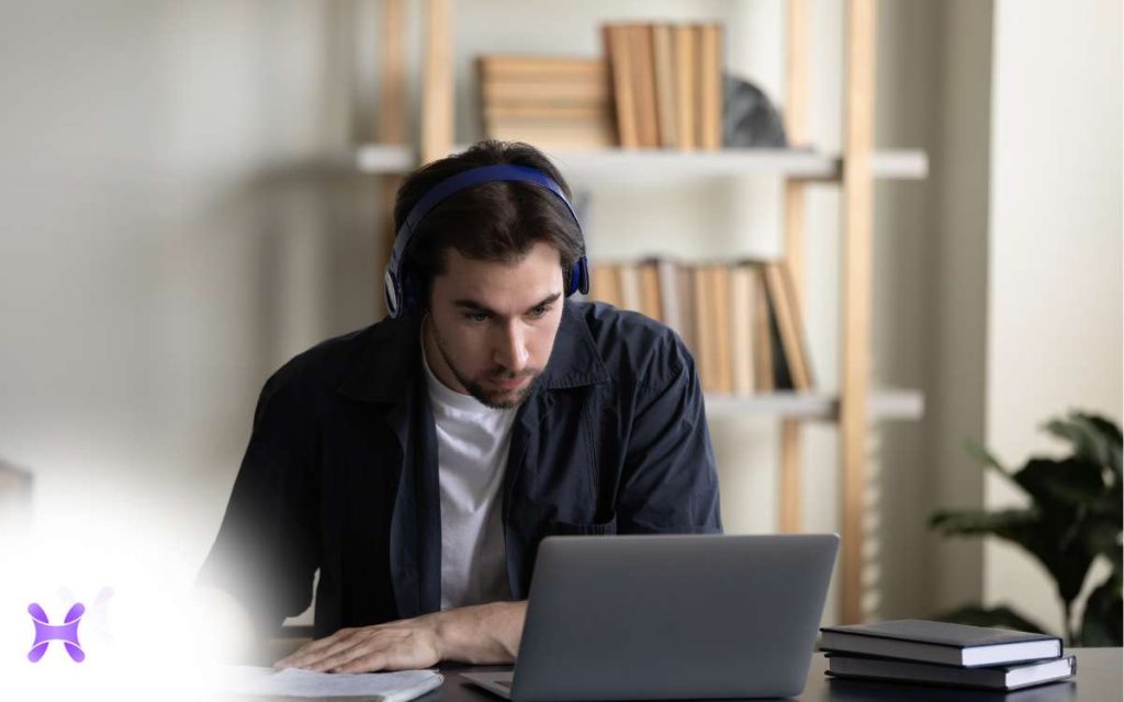 Un hombre estudiando una maestría online