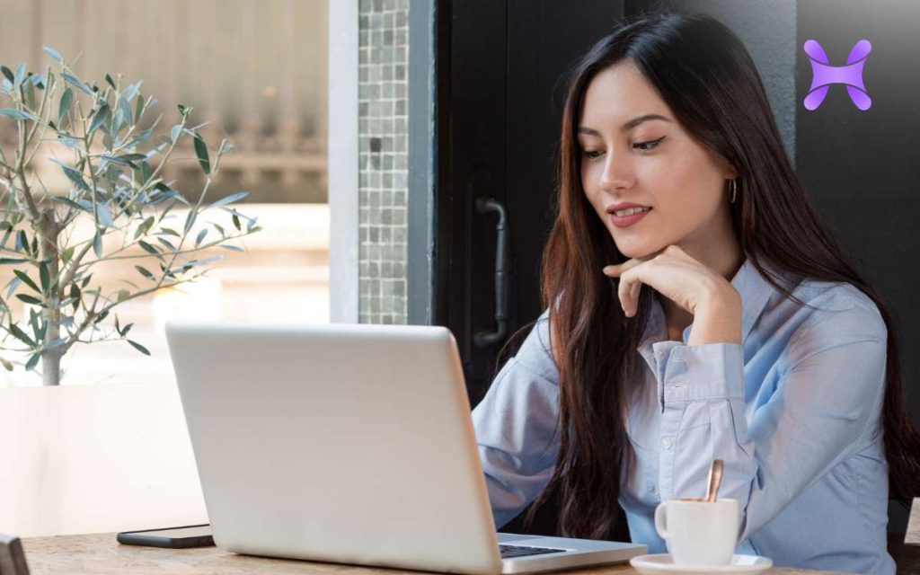 Un aprofesional de rrhh redactando una carta de oferta laboral