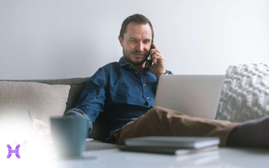 Trabajador haciendo home office contrato