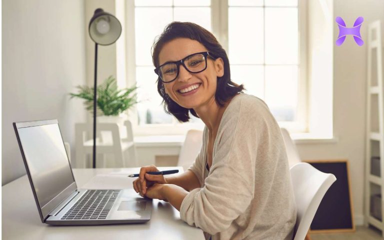 Una profesional de RRHH haciendo home office contrato