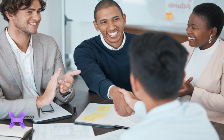 En la imagen se ve a 4 personas conversando en una mesa. (KPIs de reclutamiento)