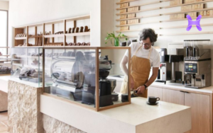 En la imagen se ve a una persona trabajando en una cafetería