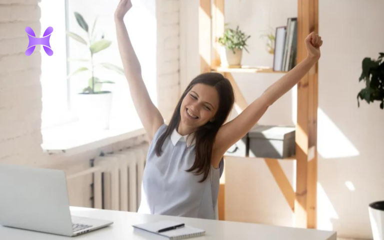 en la imagen se ve una mujer tomandose un descanso del trabajo